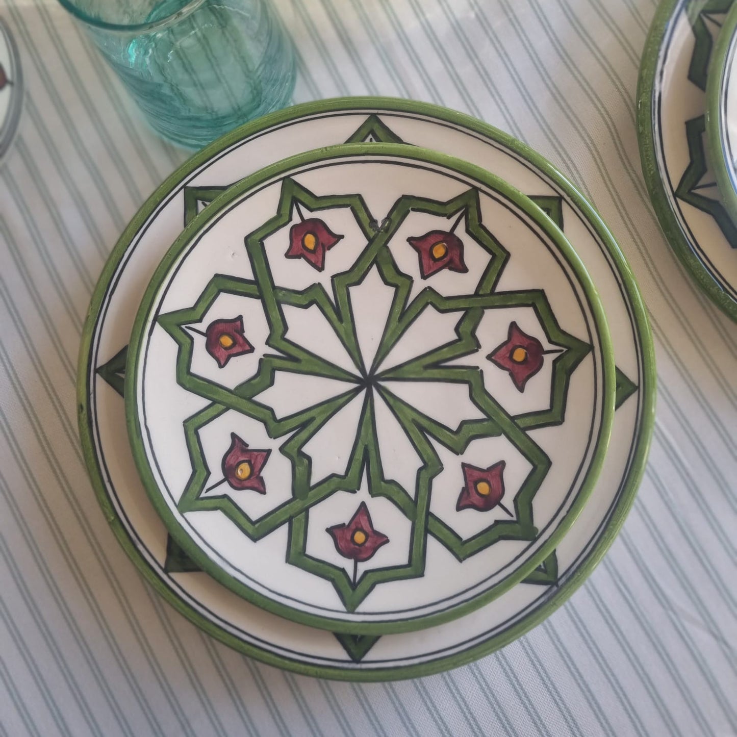 Grande Assiette Plate "Warda" – Céramique Peinte à la main